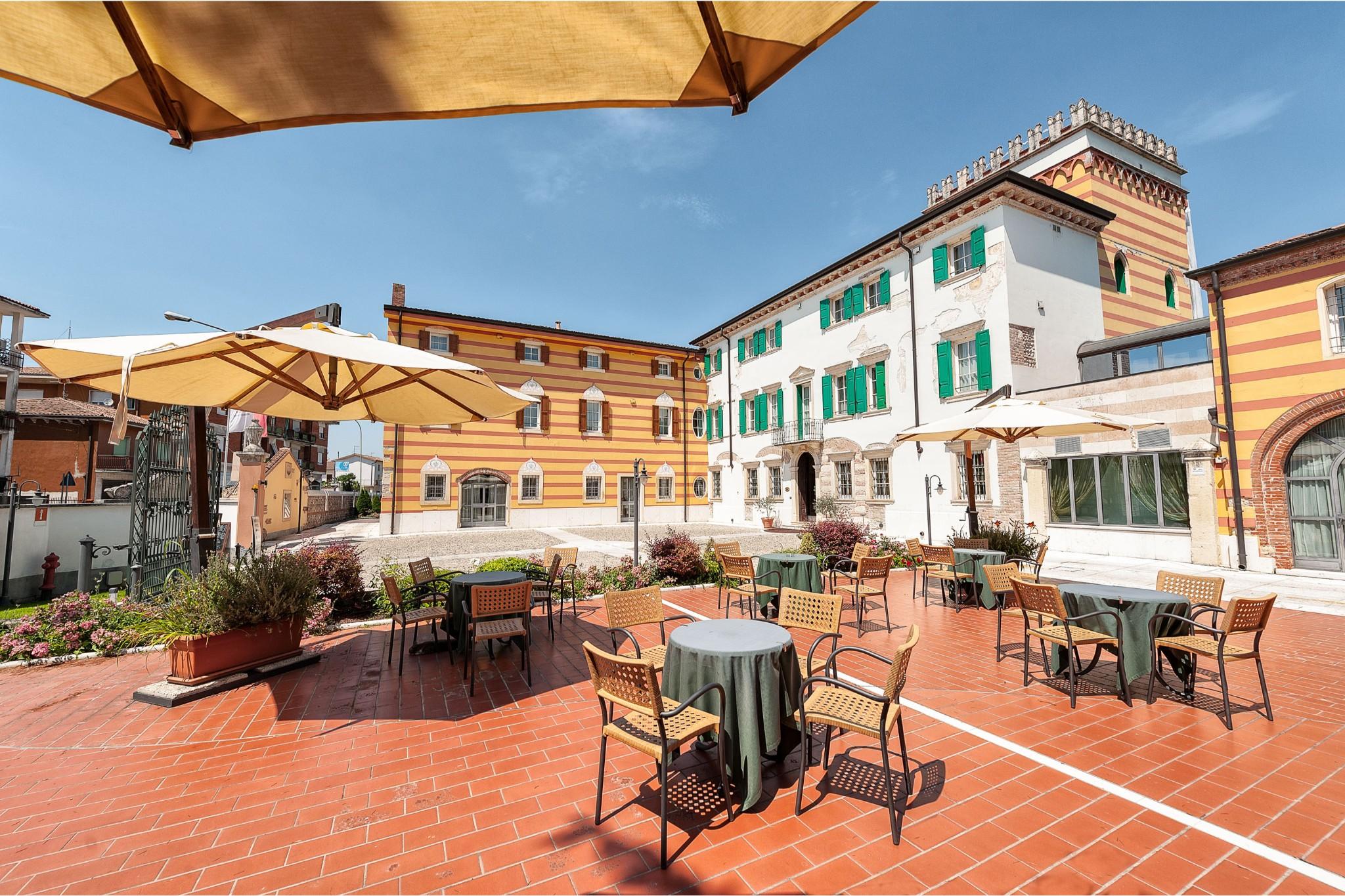 Hotel Villa Malaspina Кастель-д'Аццано Экстерьер фото