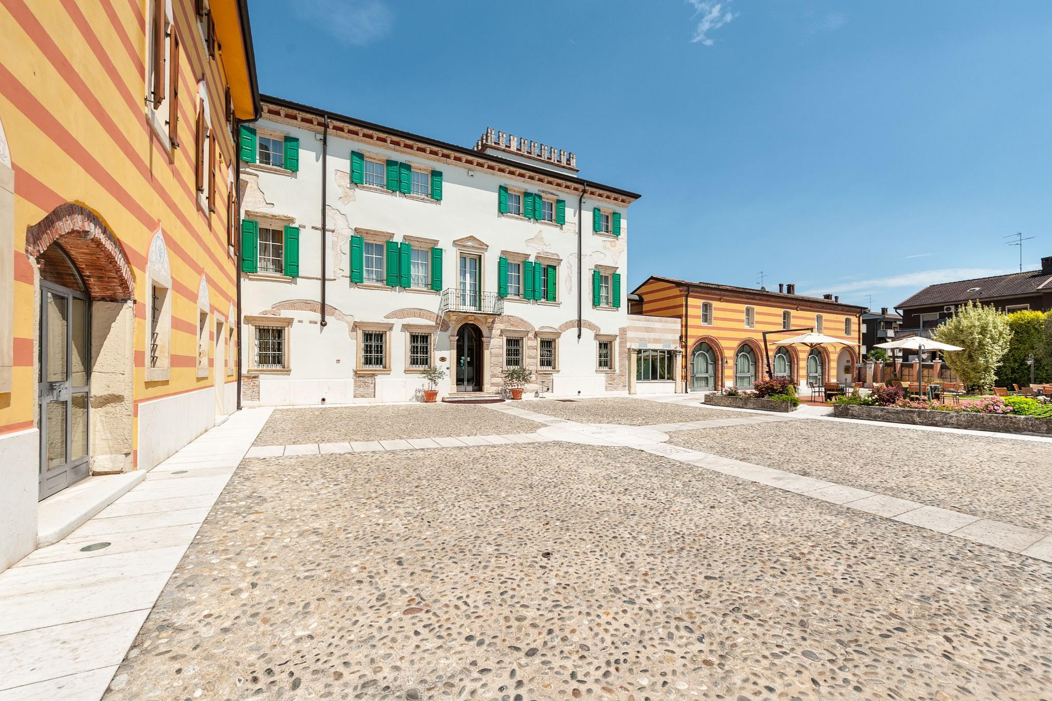 Hotel Villa Malaspina Кастель-д'Аццано Экстерьер фото