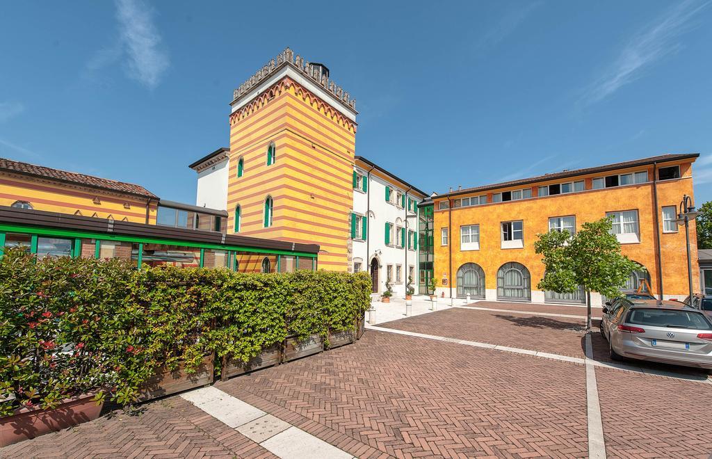 Hotel Villa Malaspina Кастель-д'Аццано Экстерьер фото