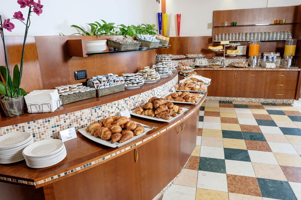 Hotel Villa Malaspina Кастель-д'Аццано Экстерьер фото
