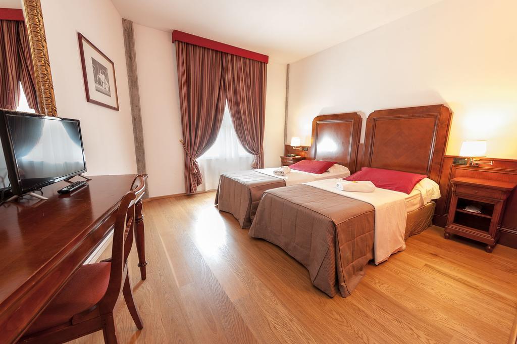Hotel Villa Malaspina Кастель-д'Аццано Экстерьер фото